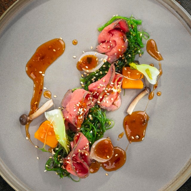 Pieczony rostbef/ Sambal Manis/ glony wakame/ grzyby shimei